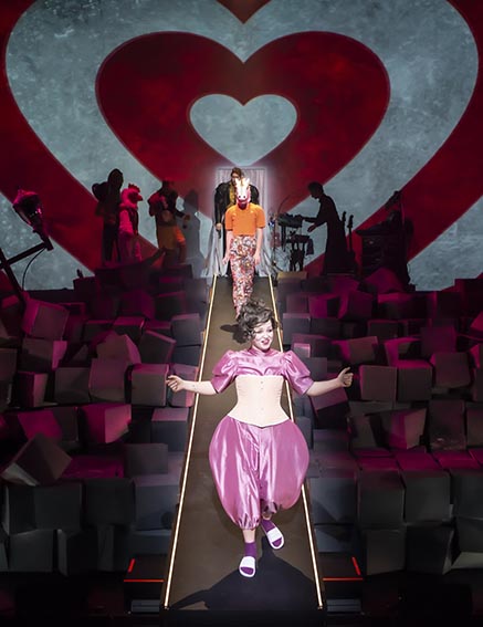 Scenograf: Katrin Bombe