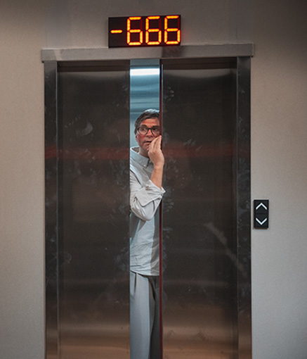 Regidebut på Trøndelag Teater med “For lukkede dører”